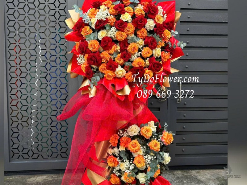 KCM0126032 KỆ HOA CHÚC MỪNG KHAI TRƯƠNG Thiết kế hoa hồng đỏ Ecuador, cam Spirit, vàng Victor trên nền giấy mỹ thuật cao cấp