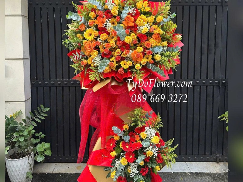 KCM0126033 KỆ HOA CHÚC MỪNG Thiết kế tông màu vàng đỏ cam. hoa hồng, đồng tiền trên nền giấy mỹ thuật cao cấp