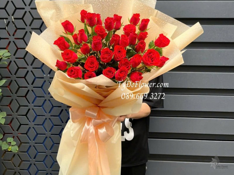 B1125899 BÓ HOA CHÚC MỪNG Thiết kế hoa hồng đỏ