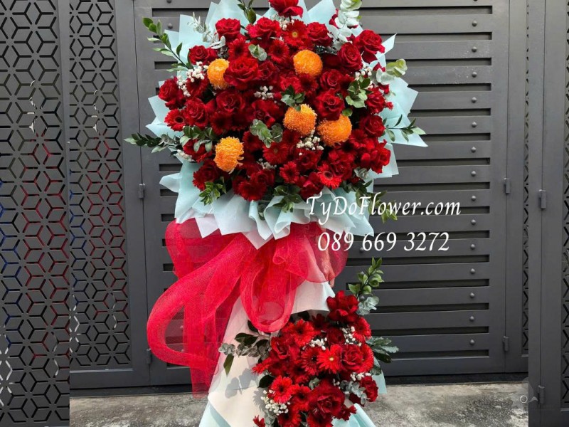 KCM0126041 KỆ HOA MỪNG XUÂN Thiết kế Hoa Hồng Đỏ Ecuador, Cúc Mẫu Đơn Cam, Đồng tiền Đỏ trên nền giấy mỹ thuật cao cấp