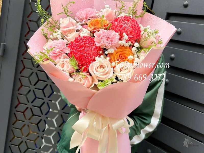 B0126042 BÓ HOA CHÚC MỪNG SINH NHẬT Thiết kế tông màu hồng chủ đạo. điểm nhấn hoa màu cam, phối hoa ngẫu nhiên