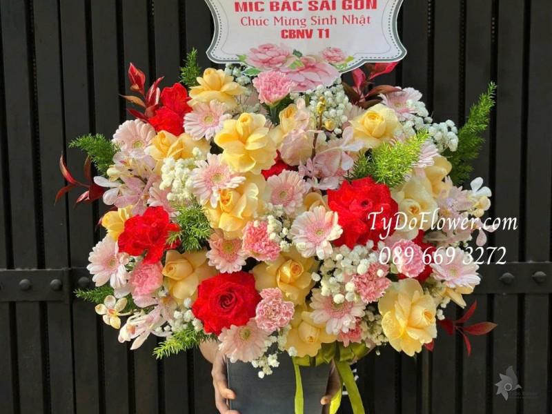 G0126063 GIỎ HOA CHÚC MỪNG SINH NHẬT Thiết kế Hoa Hồng Đỏ Ecuador, Hoa Hồng Vàng Victor