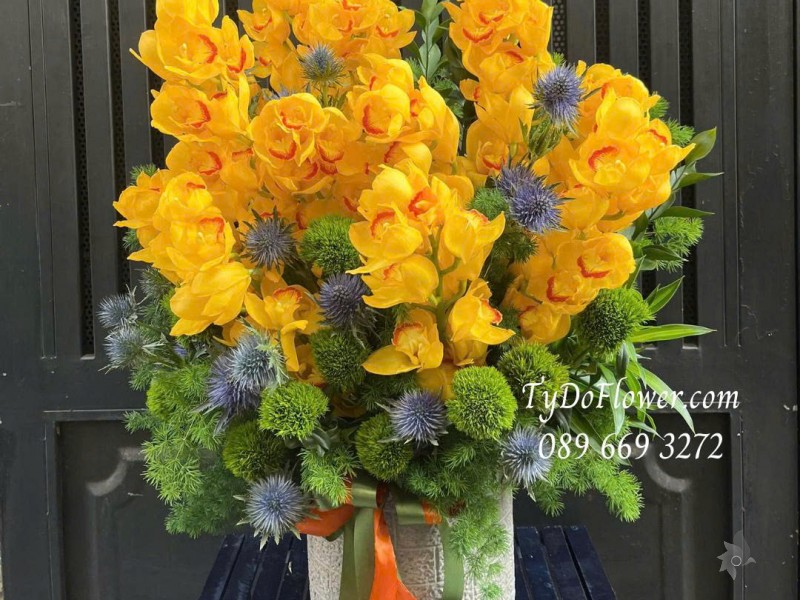 G0126064 GIỎ HOA CHÚC MỪNG Thiết kế Hoa Địa Lan Vàng, Green Wicky, Hoa Nhím Biển Sea Holly