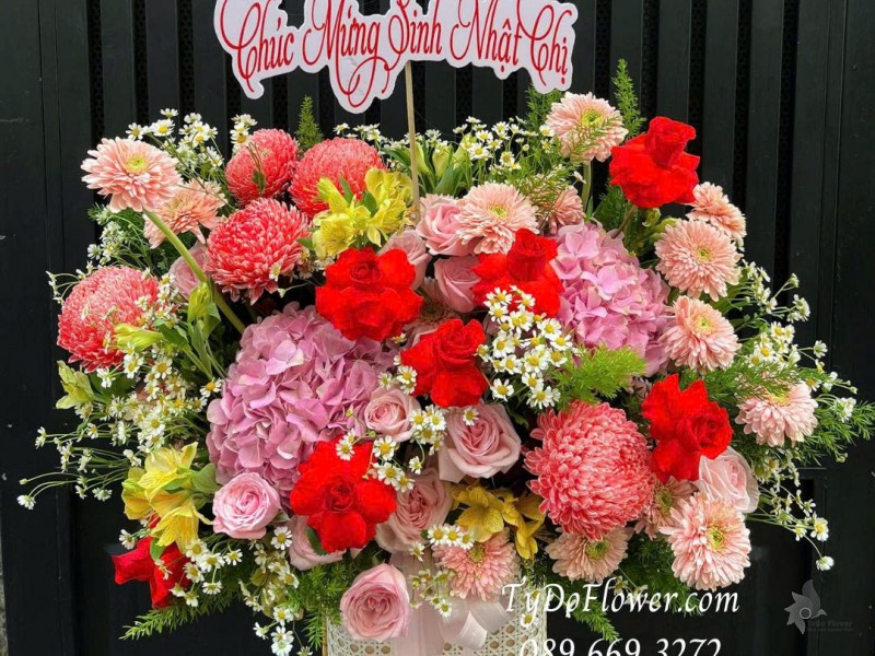 G0126070 GIỎ HOA CHÚC MỪNG SINH NHẬT Thiết kế tông màu đỏ hồng, chủ đạo cẩm tú cầu hồng, cúc mẫu đơn đỏ, hoa hồng Ecuador cùng hoa lá phụ phối ngẫu nhiên
