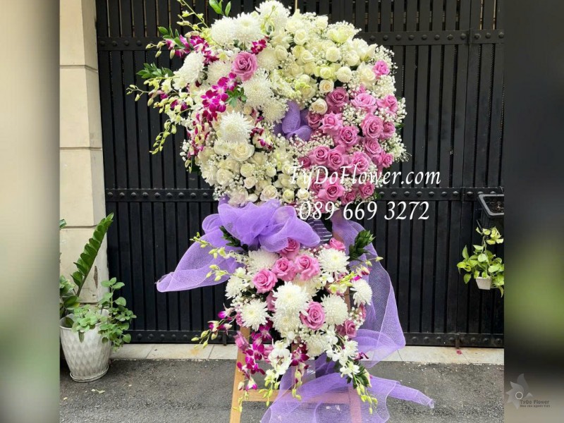 KCB0126079 KỆ HOA TANG LỄ VÒNG HOA CHIA BUỒN Thành Kính Phân Ưu Thiết kế 02 tầng cúc Magum, hoa hồng trắng tím, hoa lan trắng tím
