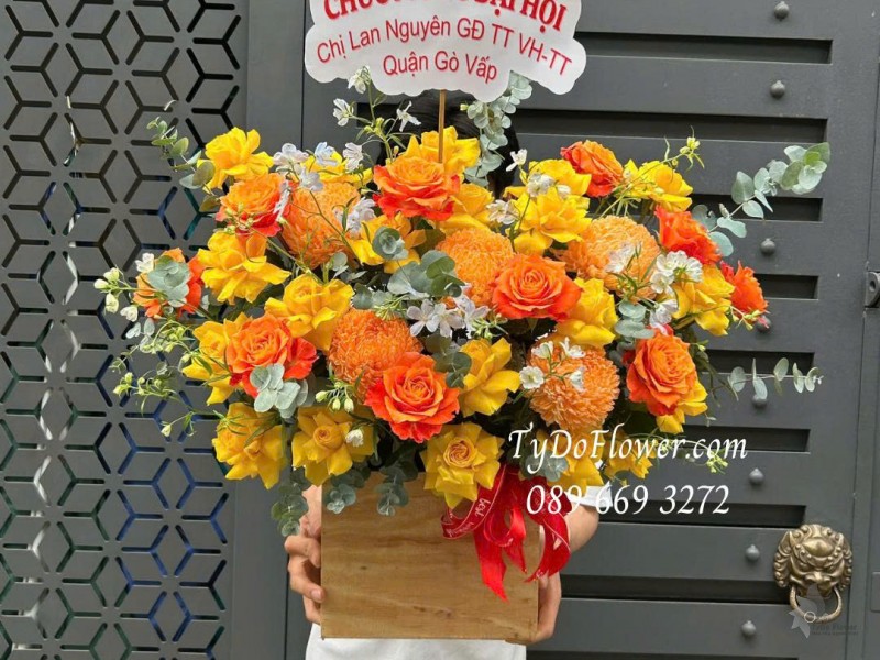 G0226087 GIỎ HOA CHÚC MỪNG ĐẠI HỘI Thiết kế Hoa Hồng Cam Party, Cúc Mẫu Đơn Cam, Hoa Hồng Vàng Gold