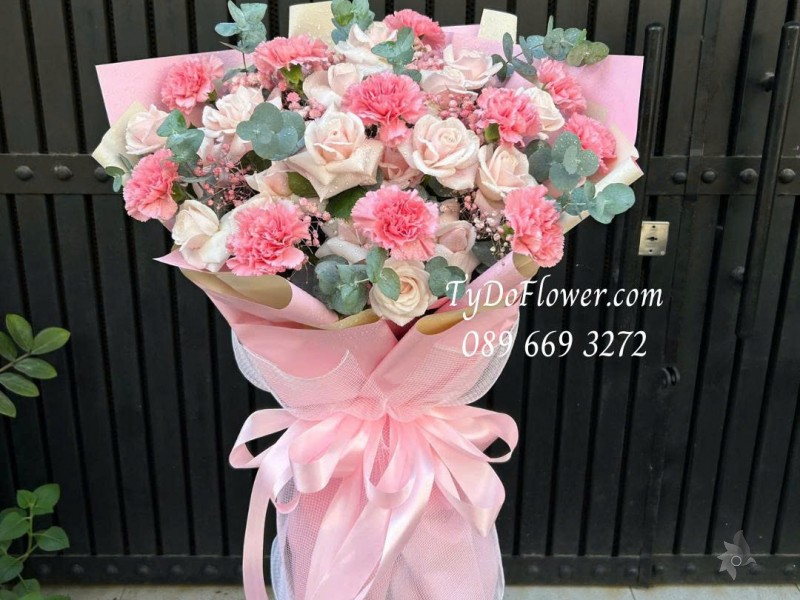 B0226092 BÓ HOA MÀU HỒNG PASTEL Thiết kế hoa hồng kem, cẩm chướng phăng hồng