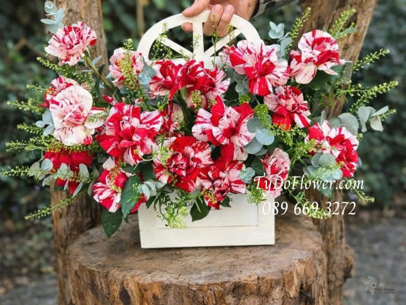 B0226095 GIỎ HOA HỒNG ĐỎ KẸO Thiết kế gấp cánh hoa nghệ thuật