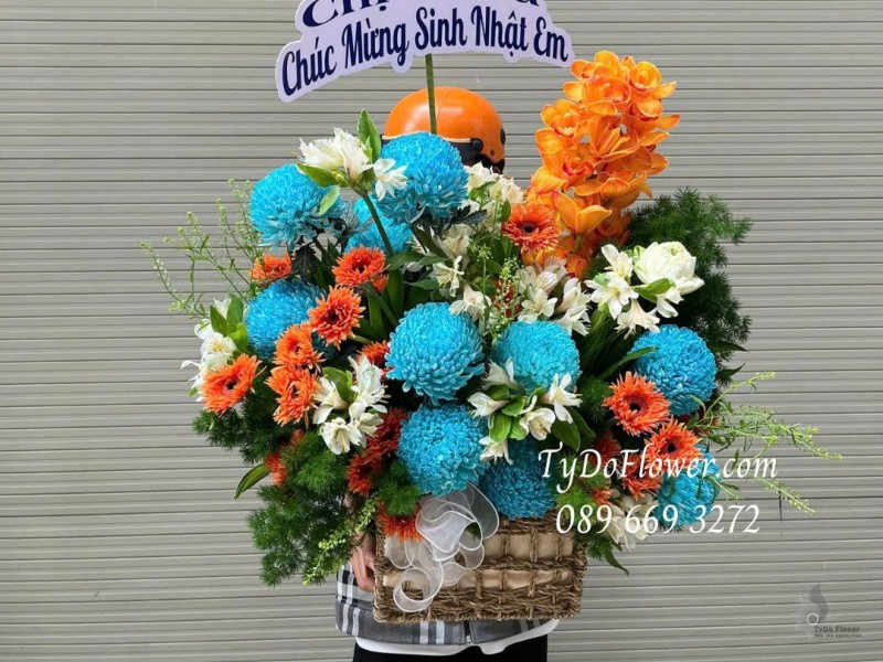 G0226102 GIỎ HOA CHÚC MỪNG SINH NHẬT Thiết kế tông màu cam xanh dương, chủ đạo cúc mẫu đơn, địa lan, đồng tiền tua