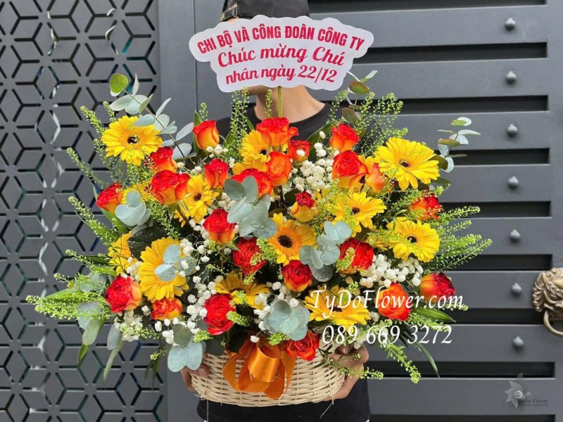 G0226105 GIỎ HOA CHÚC MỪNG NGÀY 22-12 Thiết kế tông màu vàng cam, hoa hồng cam cháy, đồng tiền vàng