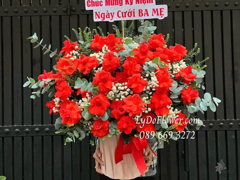 G0226108 GIỎ HOA CHÚC MỪNG KỶ NIỆM NGÀY CƯỚI BA MẸ Thiết kế hoa hồng đỏ gấp cánh nghệ thuật