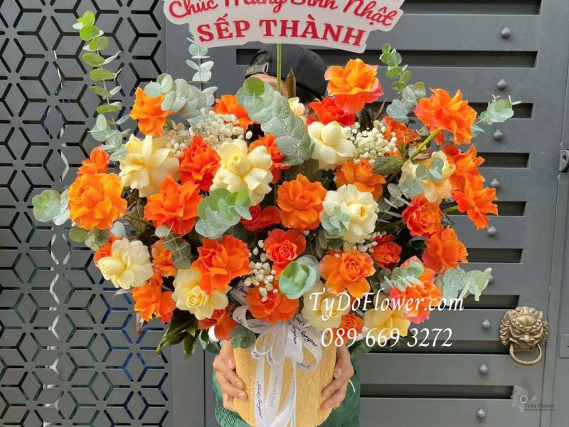 G0226114 GIỎ HOA CHÚC MỪNG SINH NHẬT SẾP Thiết kế hoa hồng cam party, vàng victor