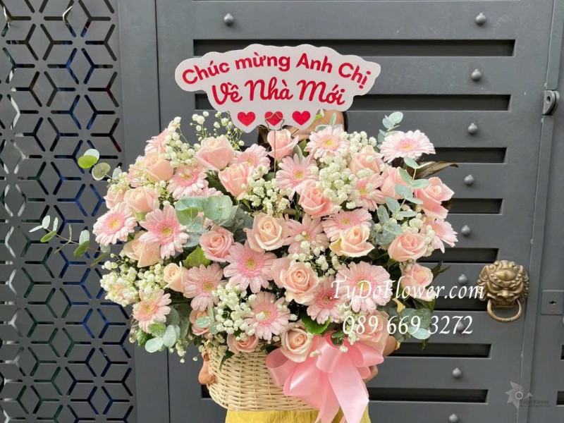 G0226115 GIỎ HOA HỒNG PASTEL Mừng về nhà mới Thiết kế hoa hồng kem, đồng tiền mini