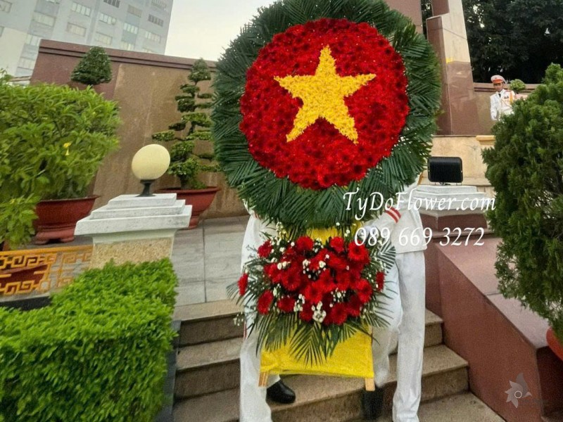 KCM0226121 KỆ HAI TẦNG HOA CỜ ĐỎ SAO VÀNG Thiết kế hình tròn