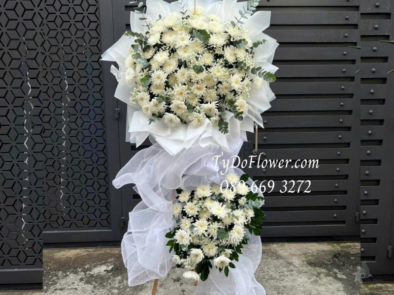 KCB0226124 KỆ HOA TANG LỄ VÒNG HOA CHIA BUỒN Vô Cùng Thương Tiếc thiết kế 02 tầng hoa cúc trắng