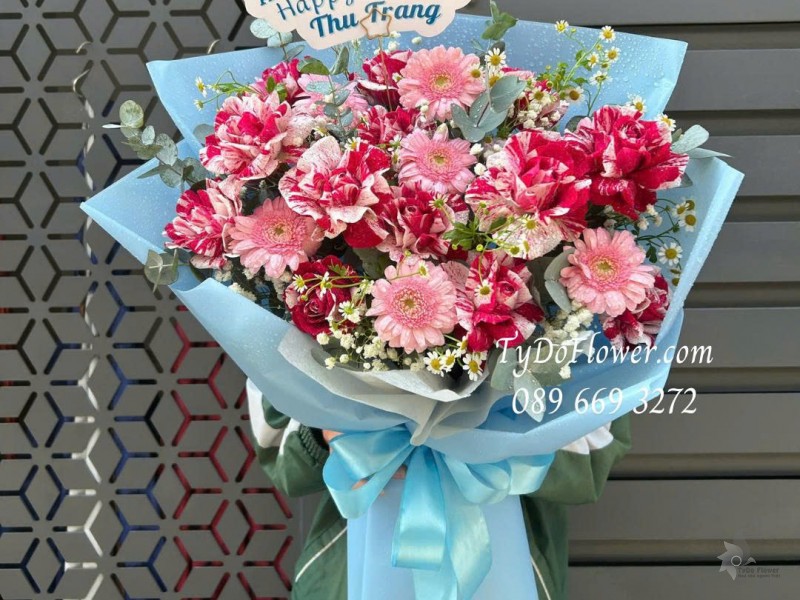B0226145 BÓ HOA HAPPY BIRTHDAY Thiết kế hoa hồng đỏ kẹo, đồng tiền mini hồng