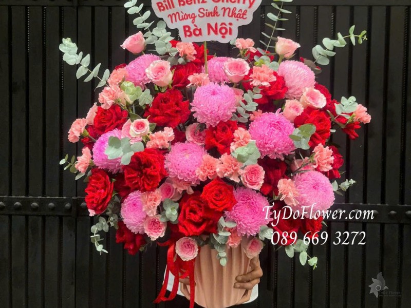 G0226152 GIỎ HOA CHÚC MỪNG SINH NHẬT BÀ NỘI Thiết kế hoa hồng đỏ ngoại, lạc thần, cúc mẫu đơn hồng