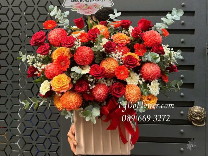 G0226157 GIỎ HOA CHÚC MỪNG SINH NHẬT Thiết kế hoa hồng đỏ Ecuador, cam Spirit, cúc mẫu đơn đỏ cam