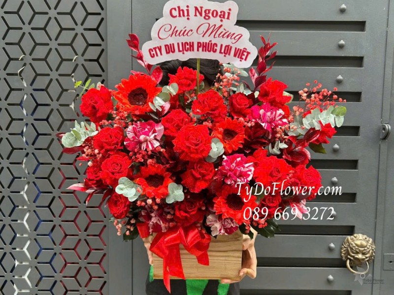 G0226158 GIỎ HOA CHÚC MỪNG Thiết kế tông màu đỏ, chủ đạo hoa hồng