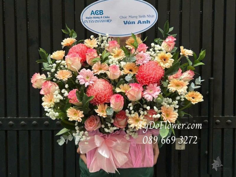 G0226159 GIỎ HOA CHÚC MỪNG SINH NHẬT Thiết kế hoa hồng song hỷ, cúc mẫu đơn, đồng tiền mini