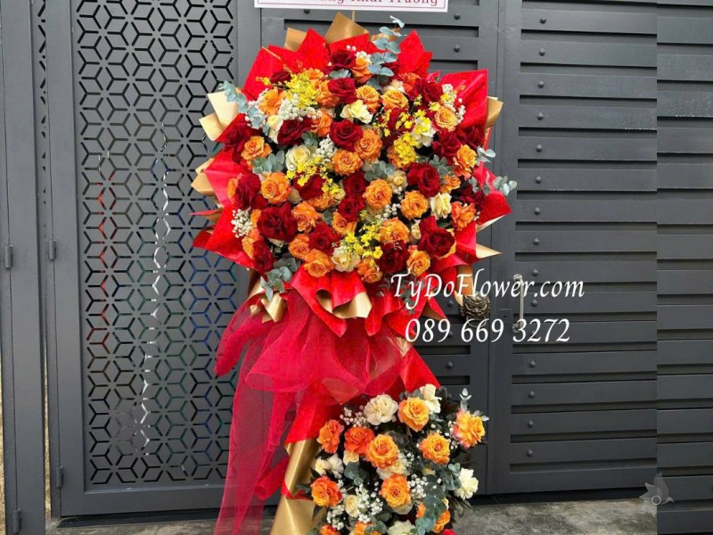 KCM0226176 KỆ HOA 02 TẦNG CHÚC MỪNG KHAI TRƯƠNG Thiết kế tông màu đỏ vàng cam, chủ đạo hoa hồng trên nền giấy mỹ thuật cao cấp