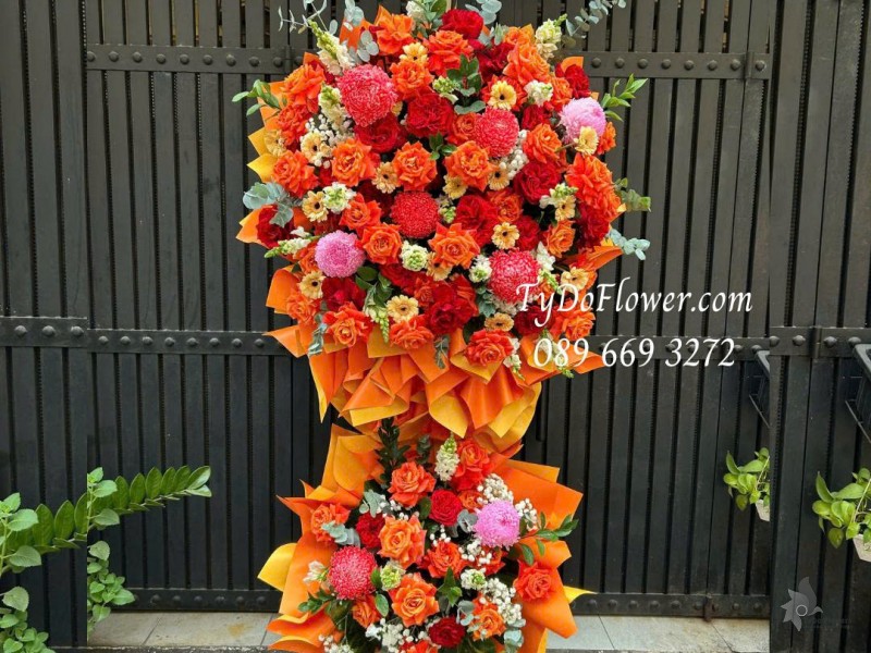 KCM0226179 KỆ HOA 02 TẦNG CHÚC MỪNG TẤT NIÊN Thiết kế tông màu đỏ cam, chủ đạo hoa hồng, cúc mẫu đơn trên nền giấy mỹ thuật cao cấp