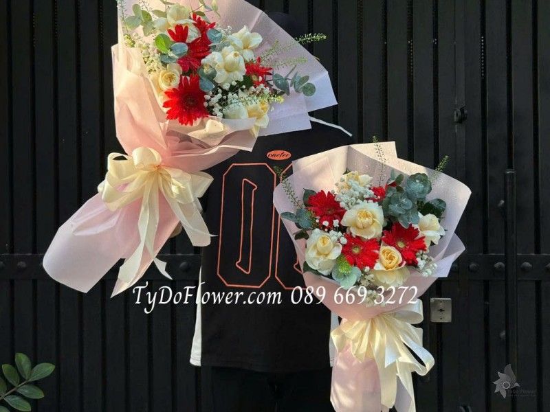 B0226198 ĐẶT TỪ 02 BÓ HOA CHÚC MỪNG thiết kế hoa hồng vàng victor, đồng tiền đỏ