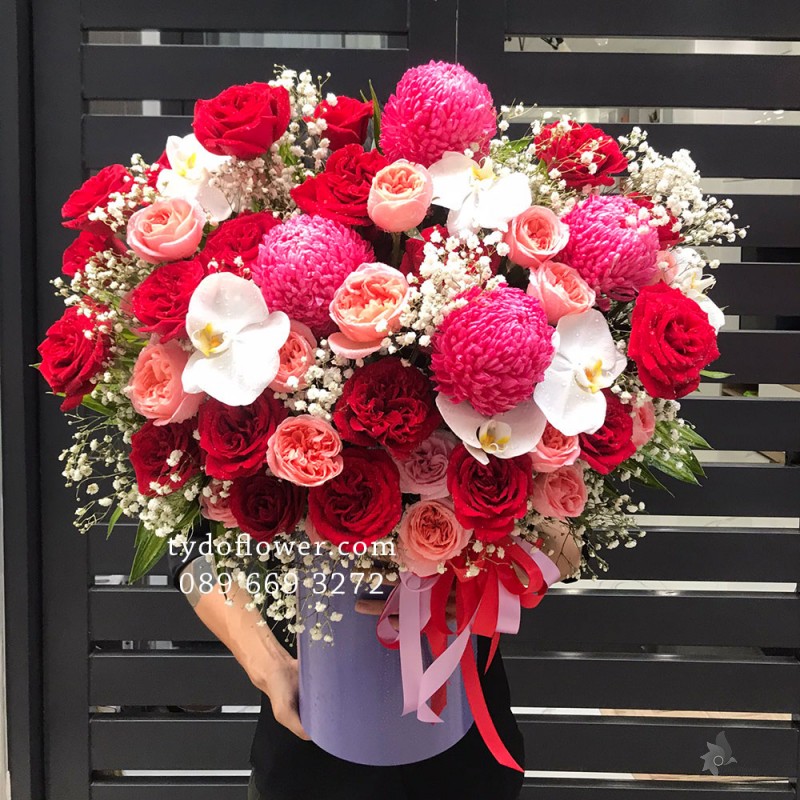 LẴNG HOA CHÚC MỪNG L2012 thiết kế hoa Cúc Mẫu Đơn hồng, hoa hồng Juliet-Ohara Red Roses, lan hồ điệp trắng, baby trắng