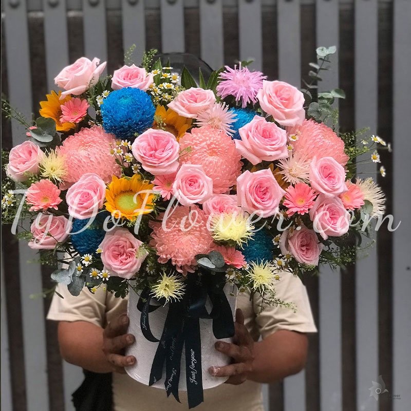 G102258 GIỎ HOA CHÚC MỪNG thiết kế hoa Cúc Mẫu Đơn hồng-xanh, hoa hướng dương, đồng tiền tua, hoa lá phụ