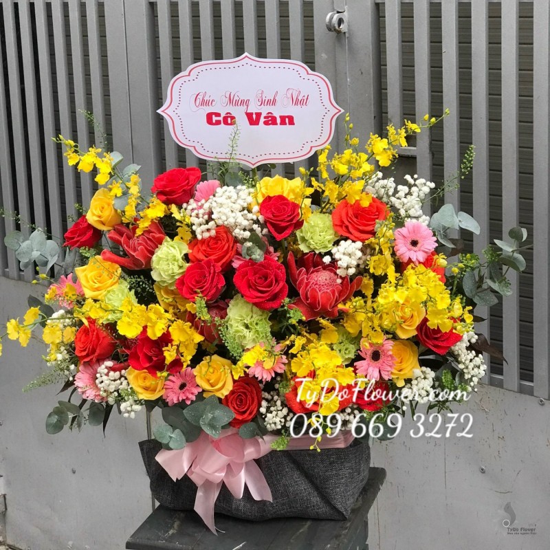 G122202 GIỎ HOA CHÚC MỪNG SINH NHẬT thiết kế hoa Sen Đa Lộc, hoa hồng đỏ-vàng, cát tường xanh bơ, lan vũ nữ, đồng tiền mini hồng, baby trắng, lá bạc