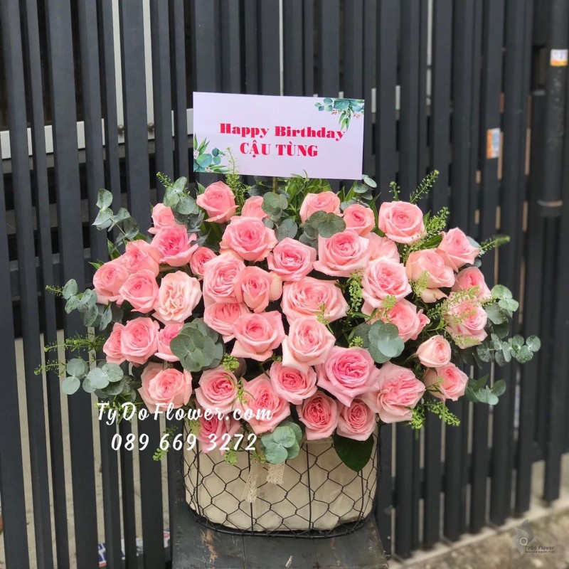 G122219 GIỎ HOA CHÚC MỪNG SINH NHẬT thiết kế hoa hồng Ohara Pink Roses, cỏ đồng tiền, lá bạc