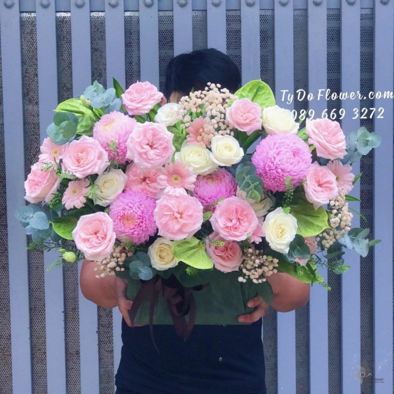 G122220 GIỎ HOA CHÚC MỪNG SINH NHẬT thiết kế hoa Cúc Mẫu Đơn hồng, hoa hồng Ohara Pink Roses, hoa hồng trắng, lá môn xanh, đồng tiền mini hồng, baby hồng, lá bạc