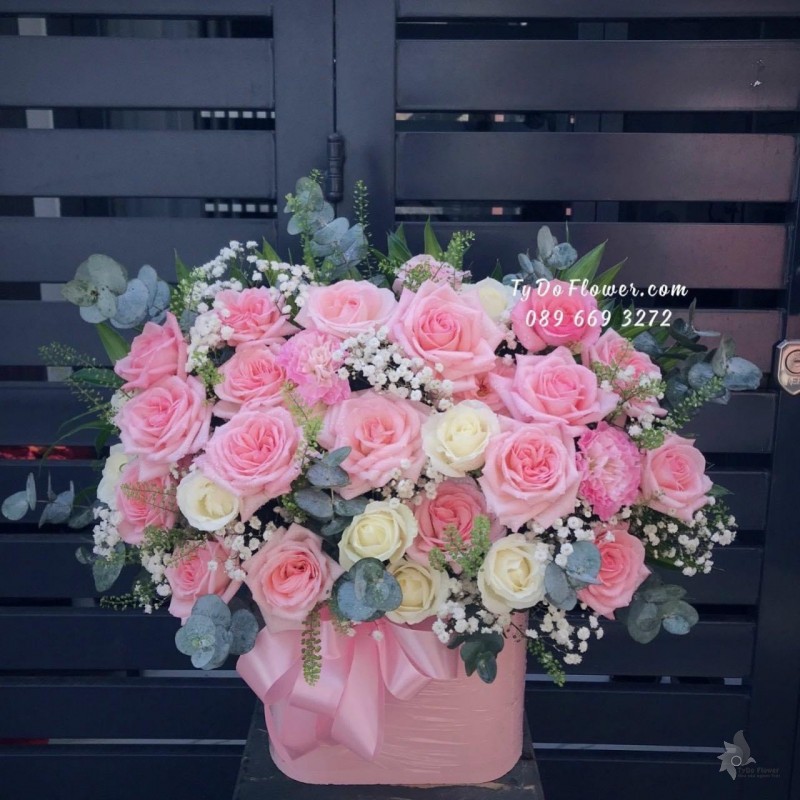 G122223 GIỎ HOA CHÚC MỪNG thiết kế hoa hồng Ohara Pink Roses, hoa hồng trắng, hoa lá phụ