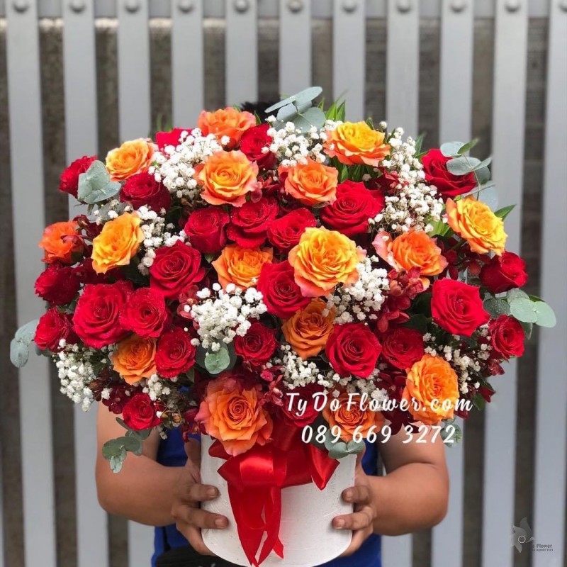 G122230 GIỎ HOA CHÚC MỪNG thiết kế hoa hồng đỏ Ecuador Roses, cam Spirit Roses, hoa lá phụ
