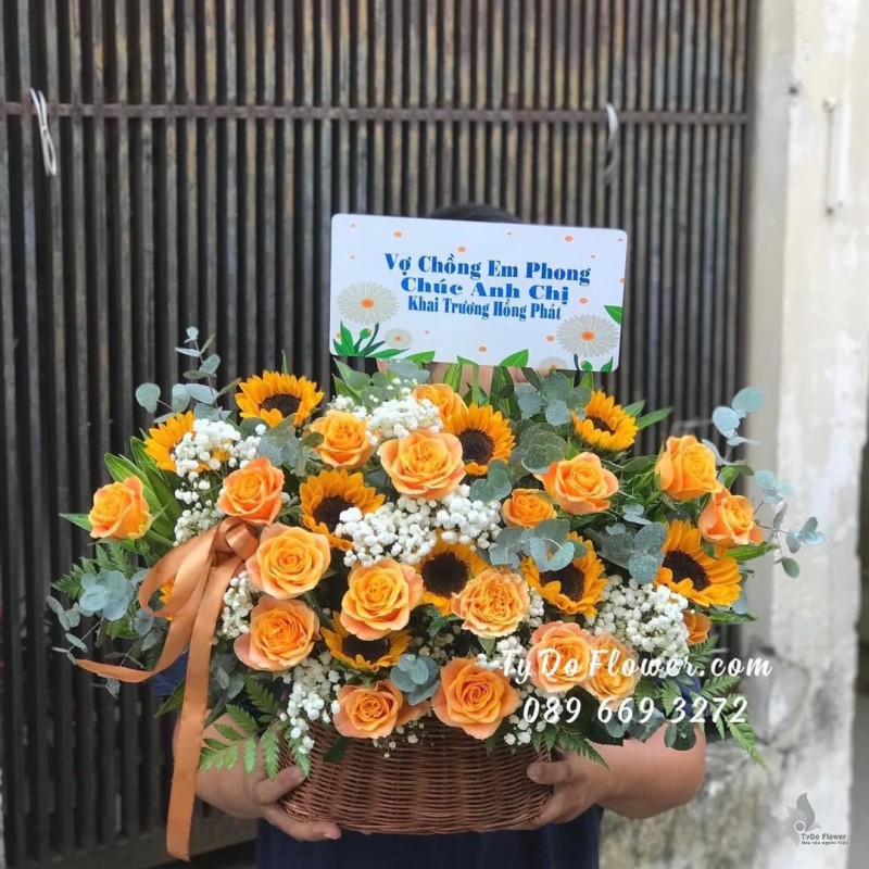 G122231 GIỎ HOA CHÚC MỪNG KHAI TRƯƠNG thiết kế hoa hồng cam, hoa hướng dương, hoa lá phụ