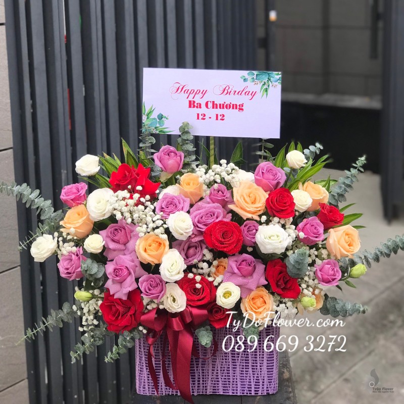G122236 GIỎ HOA CHÚC MỪNG SINH NHẬT thiết kế hoa hồng tím-trắng-cam, đỏ Ecuador Roses, hoa lá phụ 