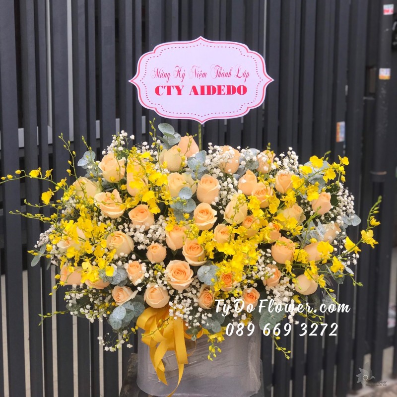 G0123260 GIỎ HOA HỒNG CAM TRỨNG GÀ HOA CHÚC MỪNG