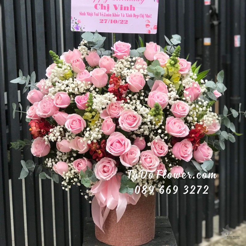 G0123265 GIỎ HOA HỒNG KEM DÂU HOA CHÚC MỪNG SINH NHẬT