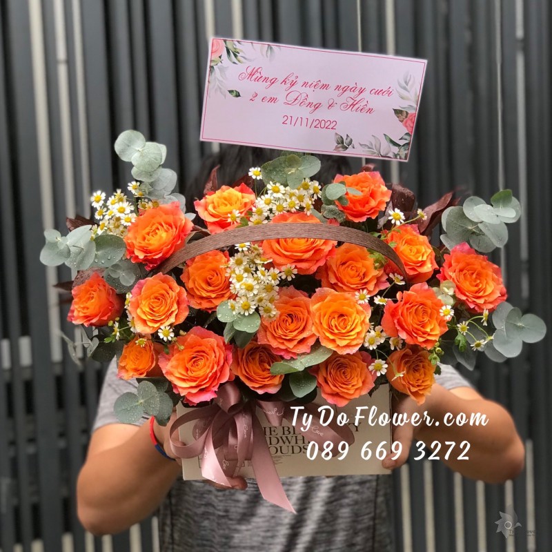 G0123280 GIỎ HOA HỒNG CAM SPIRIT ROSE HOA CHÚC MỪNG KỶ NIỆM NGÀY CƯỚI