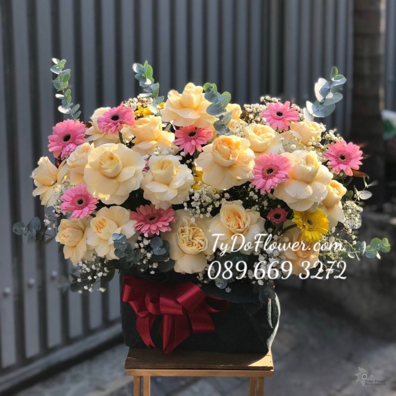G0323352 GIỎ HOA HỒNG JULIET ROSES HOA CHÚC MỪNG