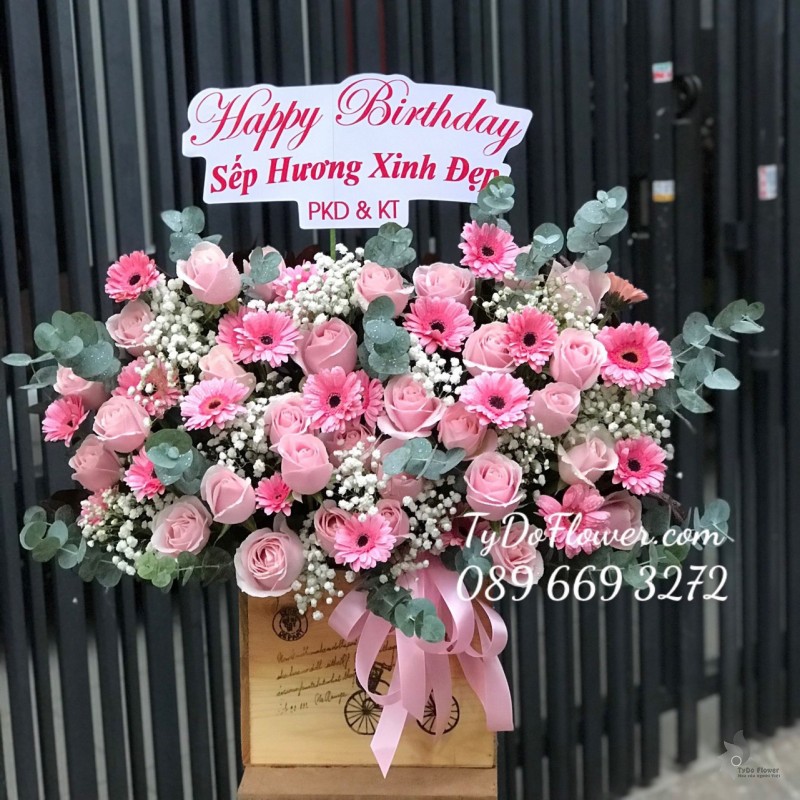 G0323355 GIỎ HOA HỒNG KEM DÂU HOA CHÚC MỪNG SINH NHẬT SẾP