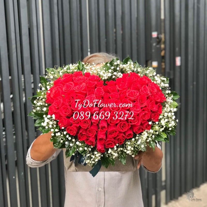 G0323368 GIỎ HOA TRÁI TIM HOA HỒNG ĐỎ HOA CHÚC MỪNG