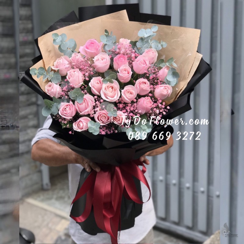 B0323371 BÓ HOA HỒNG KEM DÂU HOA CHÚC MỪNG