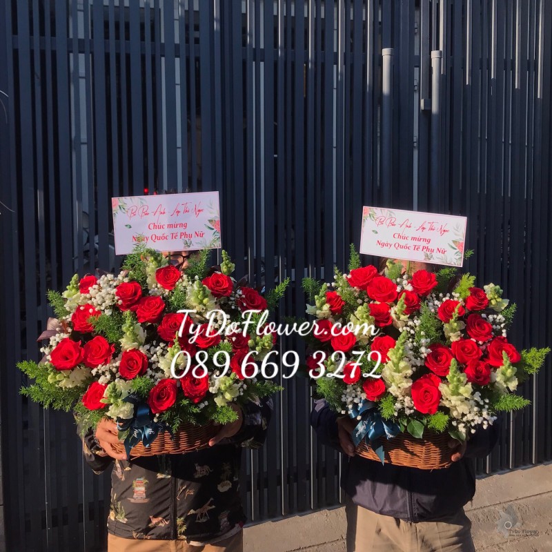 GIỎ HOA HỒNG ĐỎ HOA CHÚC MỪNG