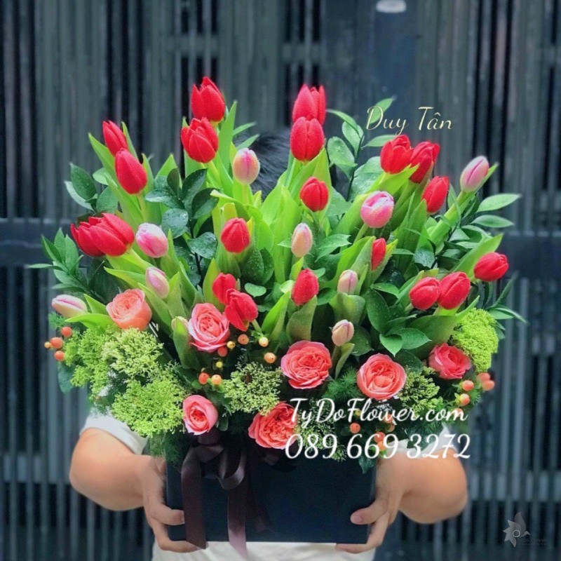 G0523676 GIỎ HOA TULIP ĐỎ HỒNG Hoa Chúc Mừng