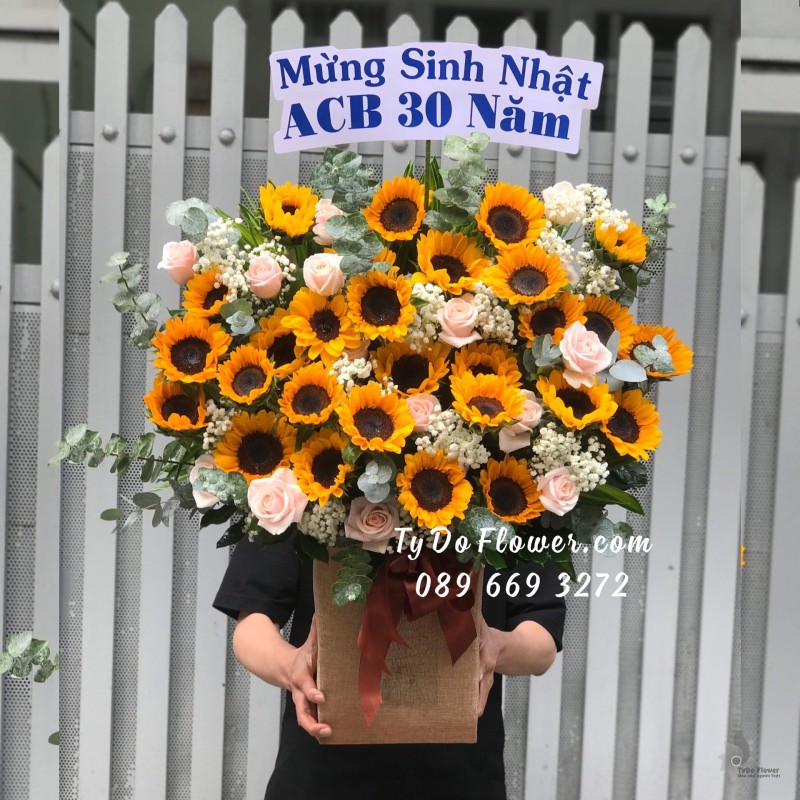 G0523684 GIỎ HOA HƯỚNG DƯƠNG Hoa Chúc Mừng Sinh Nhật ACB 30 Năm