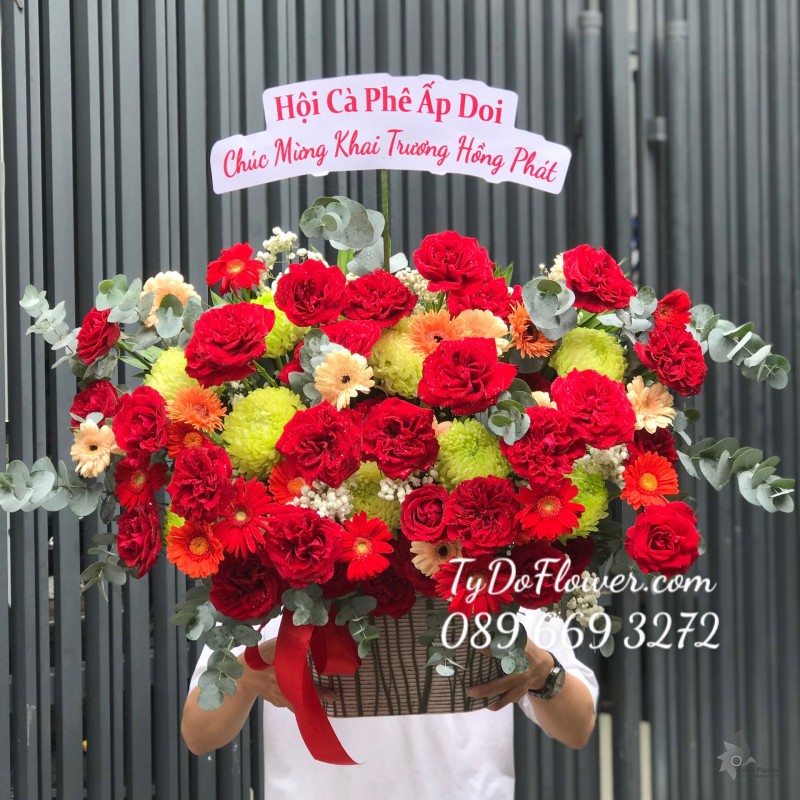G0623724 GIỎ HOA CHÚC MỪNG KHAI TRƯƠNG thiết kế hoa hồng đỏ Ohara Red Roses, Cúc Mẫu Đơn Xanh Cốm, đồng tiền mini cam, lá bạc