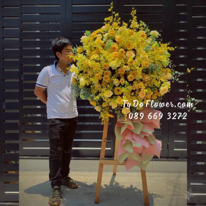 KCM0623742 KỆ HOA HỒNG VÀNG mix LAN VŨ NỮ Hoa Chúc Mừng ừ
