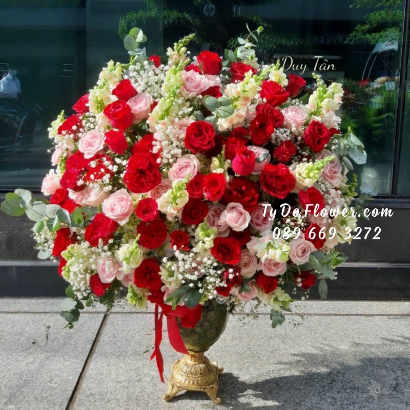 BI0623759 BÌNH HOA HỒNG ĐỎ KEM DÂU Hoa Chúc Mừng