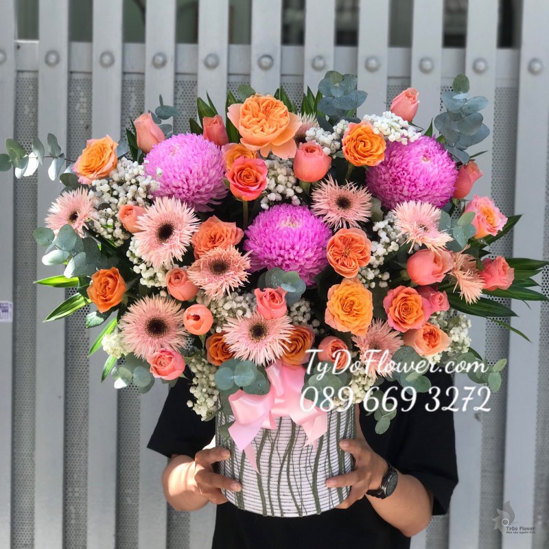 G0623799 GIỎ HOA CHÚC MỪNG thiết kế hoa Cúc Mẫu Đơn hồng, Hoa Hồng Cam Spirit-Juliet Roses, đồng tiền tua, baby trắng, lá bạc